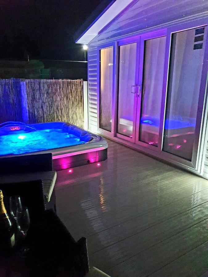 Premium Accommodation With Luxury Hot-Tub And Decking Area, Near Fantasy Island Ingoldmells Εξωτερικό φωτογραφία