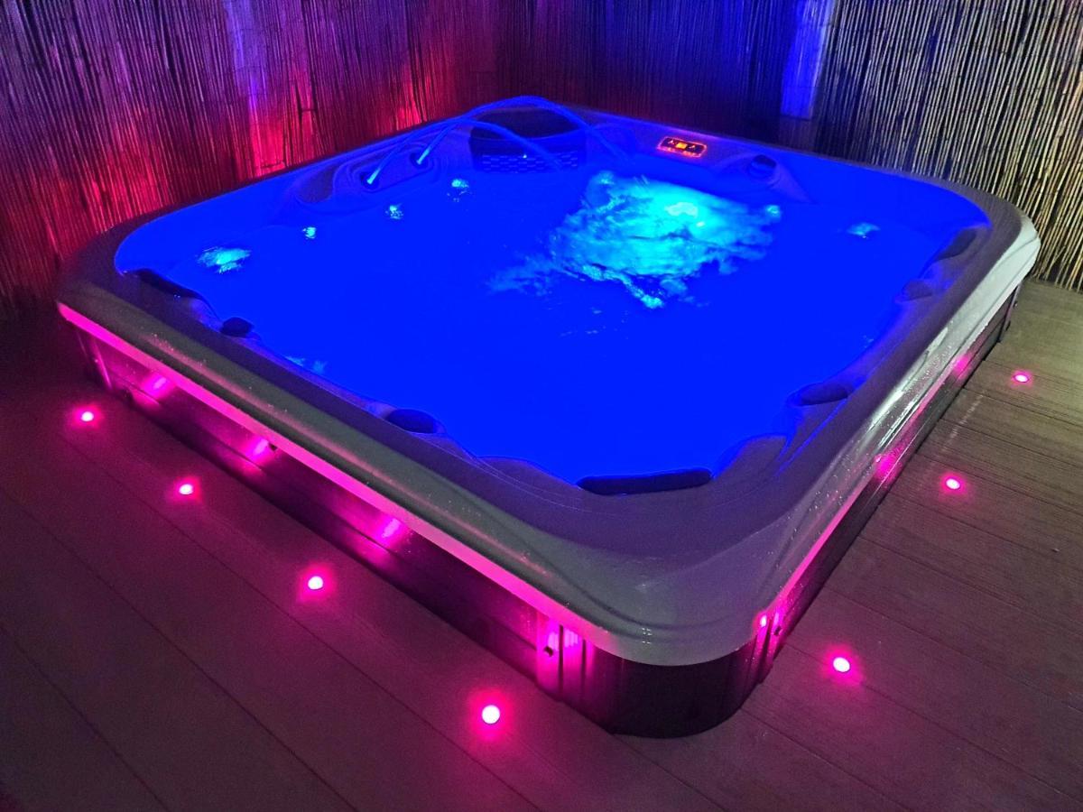 Premium Accommodation With Luxury Hot-Tub And Decking Area, Near Fantasy Island Ingoldmells Εξωτερικό φωτογραφία