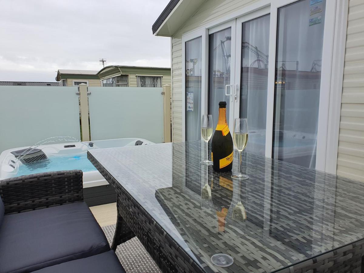 Premium Accommodation With Luxury Hot-Tub And Decking Area, Near Fantasy Island Ingoldmells Εξωτερικό φωτογραφία