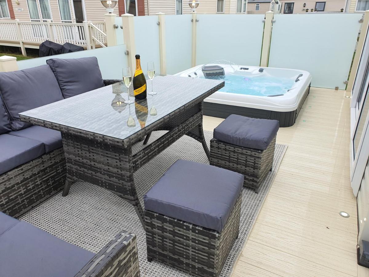 Premium Accommodation With Luxury Hot-Tub And Decking Area, Near Fantasy Island Ingoldmells Εξωτερικό φωτογραφία