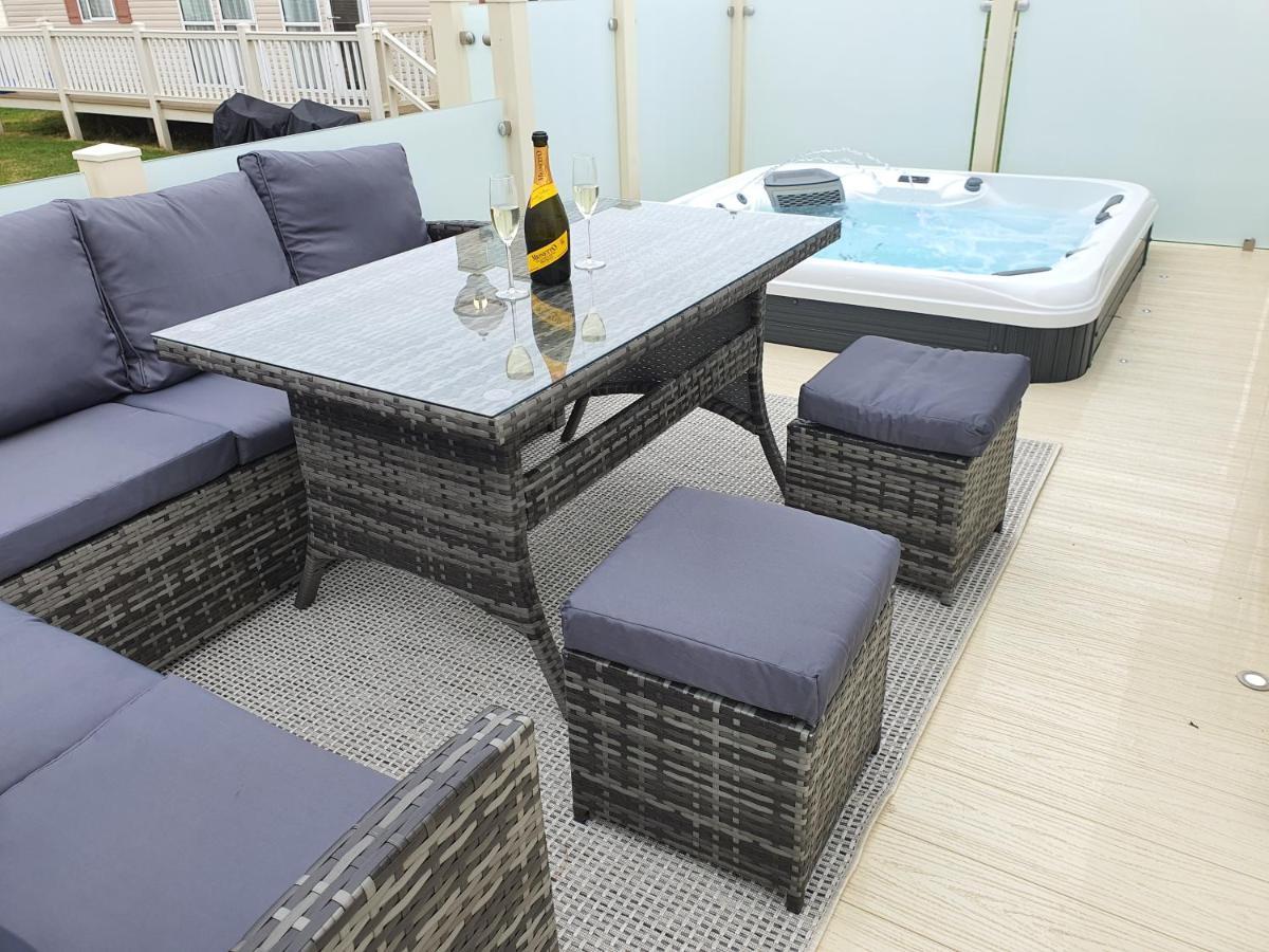 Premium Accommodation With Luxury Hot-Tub And Decking Area, Near Fantasy Island Ingoldmells Εξωτερικό φωτογραφία