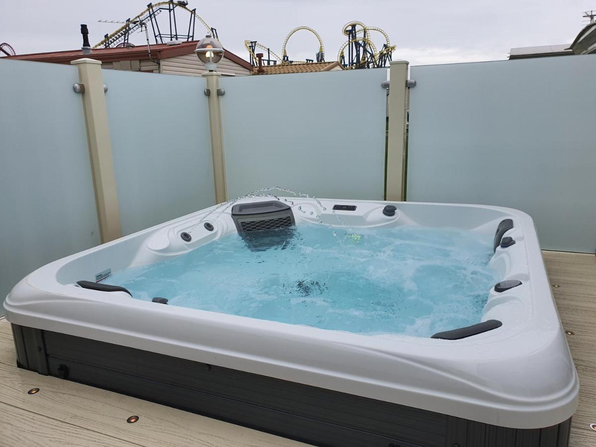 Premium Accommodation With Luxury Hot-Tub And Decking Area, Near Fantasy Island Ingoldmells Εξωτερικό φωτογραφία
