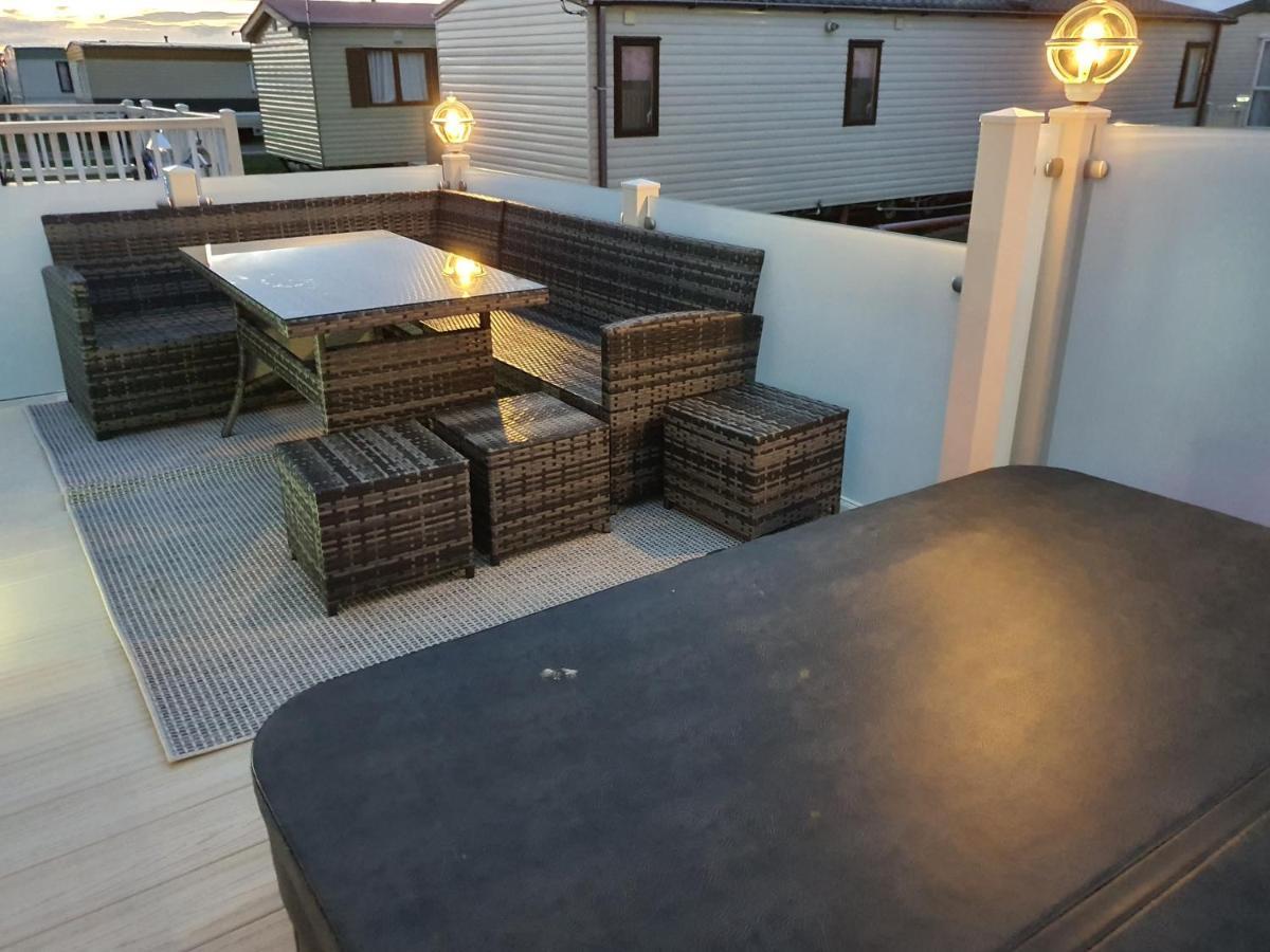 Premium Accommodation With Luxury Hot-Tub And Decking Area, Near Fantasy Island Ingoldmells Εξωτερικό φωτογραφία