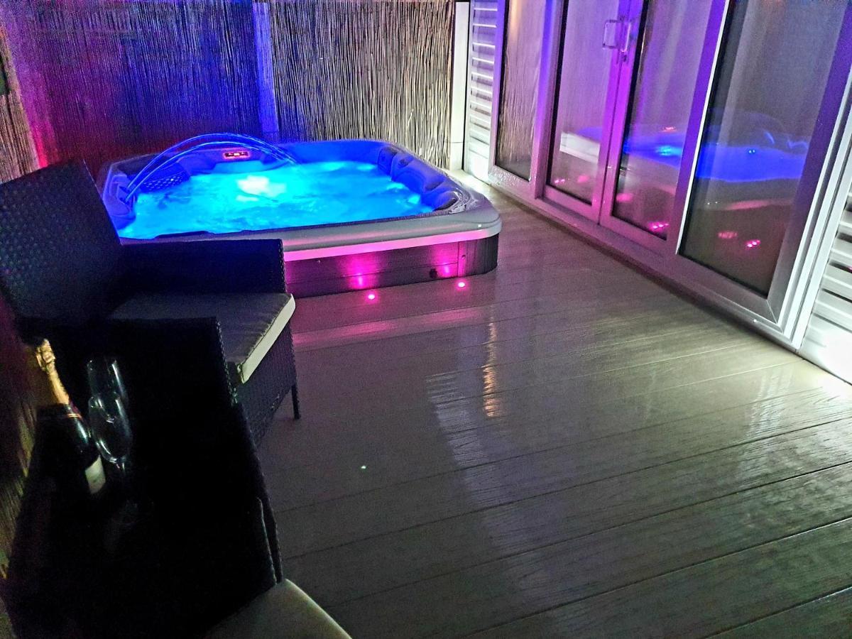 Premium Accommodation With Luxury Hot-Tub And Decking Area, Near Fantasy Island Ingoldmells Εξωτερικό φωτογραφία